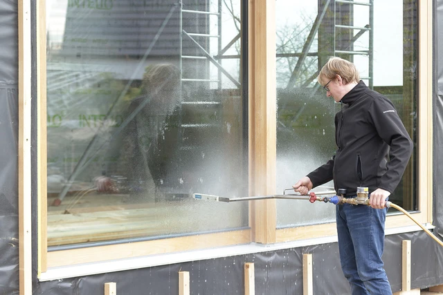 System for lekkasjetesting med vannspray 