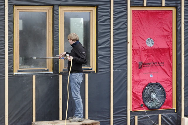 System for lekkasjetesting med vannspray 