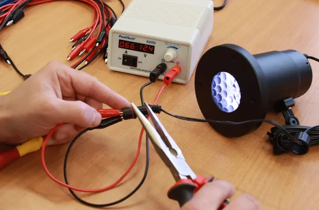 PeakTech® P 6220» Mini strømforsyning 1,5–15 V / 2 A DC 